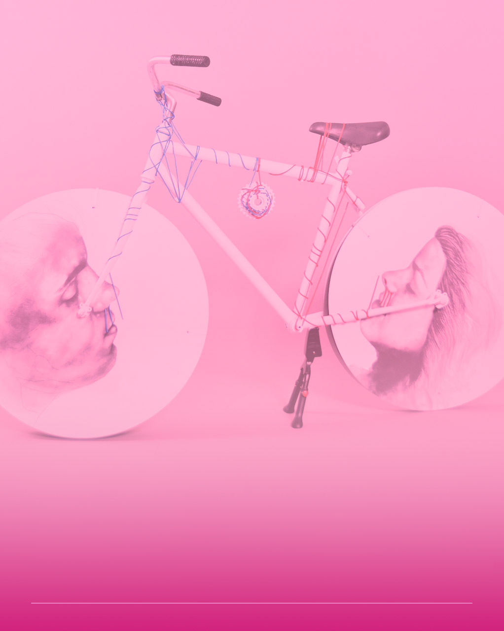 immagine di una bicicletta rielaborata con dipinti circolari al posto delle ruote e fili colorati intorno a tutta la struttura