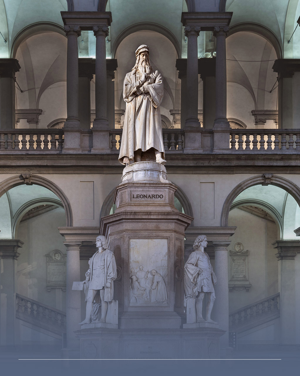 fotografia della statua di Leonardo da Vinci nell'accademia di Brera